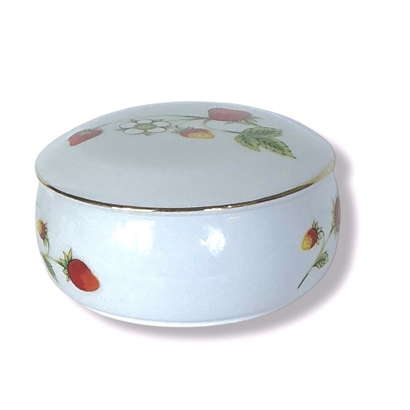Vintage White Porcelain Trinket Box Lidded Jewelry Keeper Red Strawberry Design - Picture 9 of 16